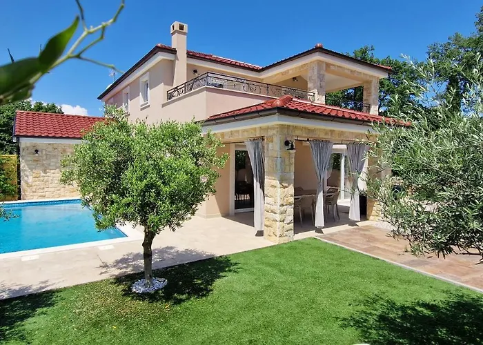 Lukas&ana S Bazenom,djecjim Igralistem *