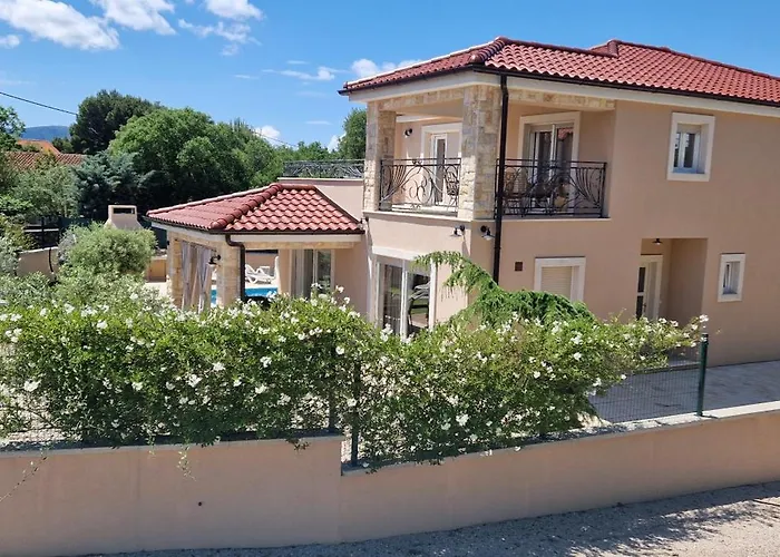 Lukas&ana S Bazenom,djecjim Igralistem Pinezići