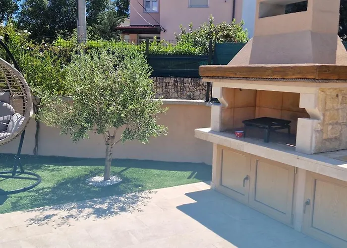 Lukas&ana S Bazenom,djecjim Igralistem Pinezići