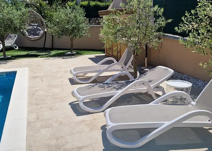 Lukas&ana S Bazenom,djecjim Igralistem * Pinezići