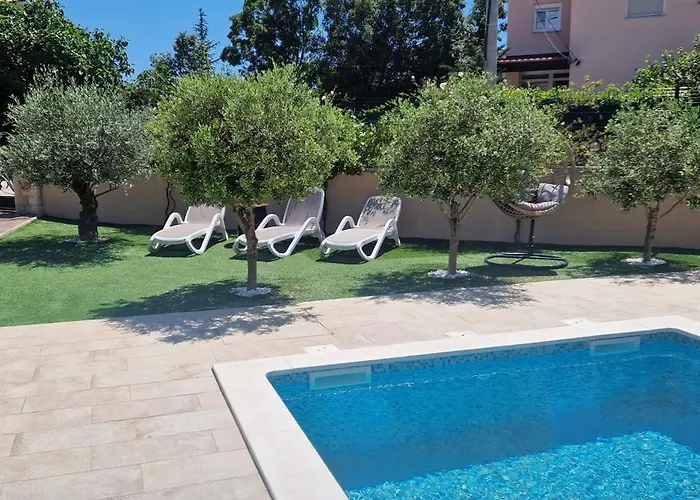 Lukas&ana S Bazenom,djecjim Igralistem *