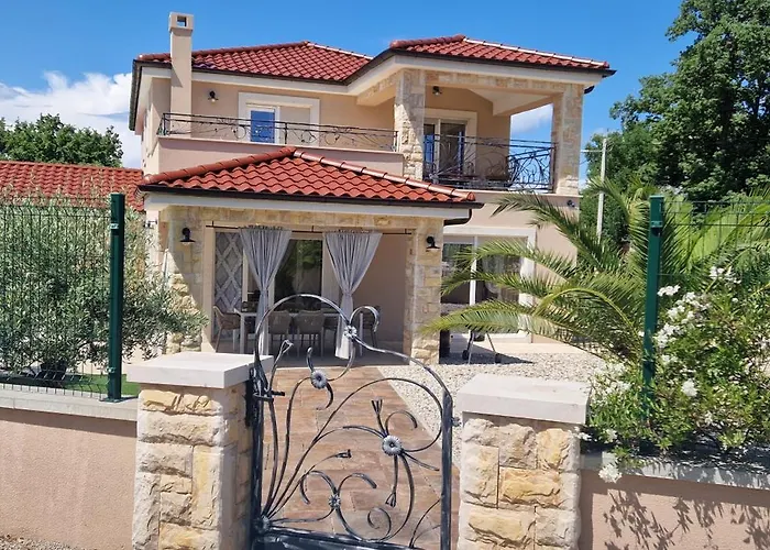Lukas&ana S Bazenom,djecjim Igralistem Villa Pinezići