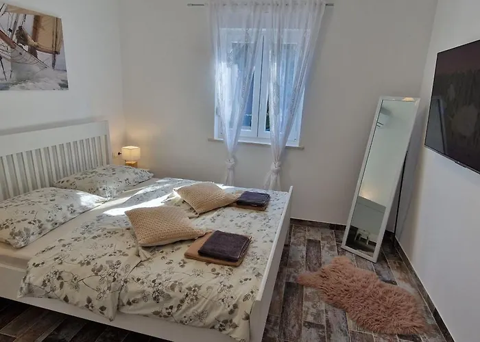 Lukas&ana S Bazenom,djecjim Igralistem Pinezići