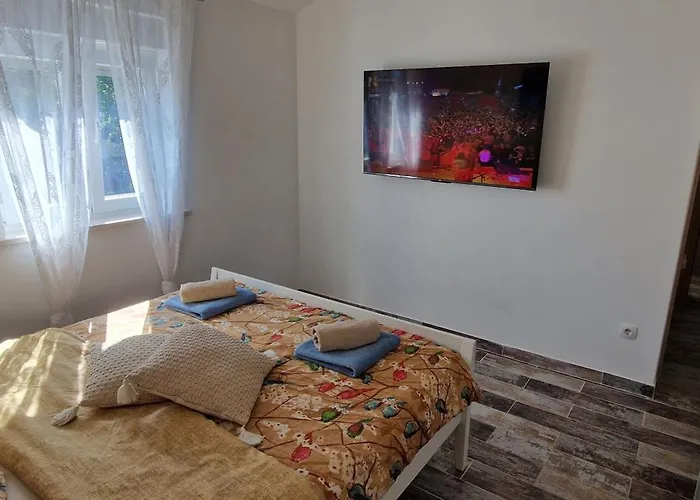 Lukas&ana S Bazenom,djecjim Igralistem * Pinezići