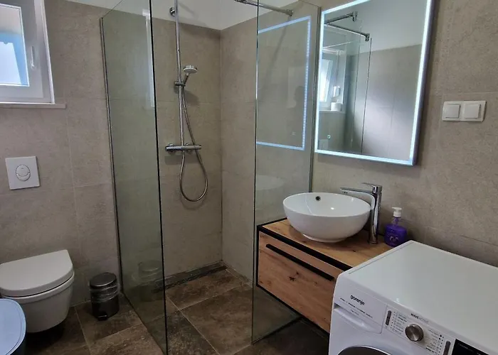 Lukas&ana S Bazenom,djecjim Igralistem