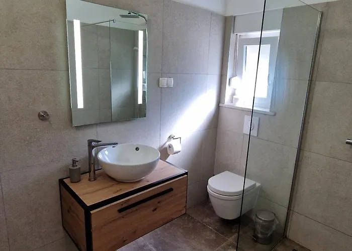 Lukas&ana S Bazenom,djecjim Igralistem *