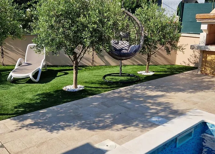 Lukas&ana S Bazenom,djecjim Igralistem Pinezići