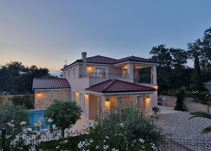 Lukas&ana S Bazenom,djecjim Igralistem *