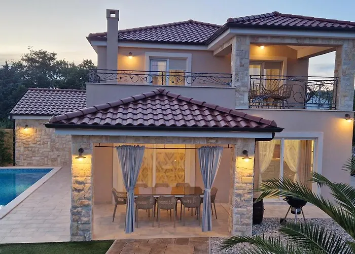 Lukas&ana S Bazenom,djecjim Igralistem Pinezići