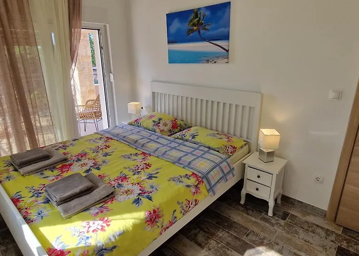 Lukas&ana S Bazenom,djecjim Igralistem * Pinezići