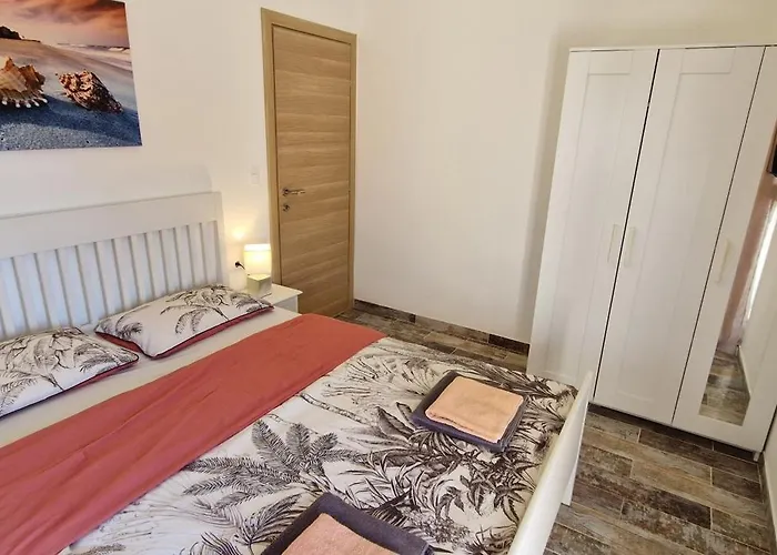 Lukas&ana S Bazenom,djecjim Igralistem