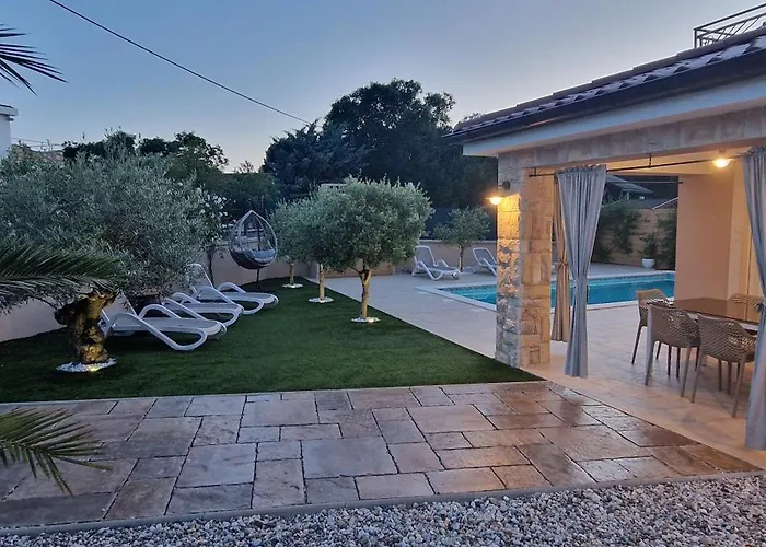 Lukas&ana S Bazenom,djecjim Igralistem Pinezići