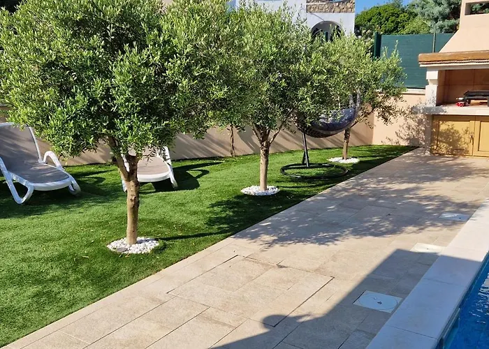 Lukas&ana S Bazenom,djecjim Igralistem * Pinezići