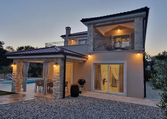 Lukas&ana S Bazenom,djecjim Igralistem Villa
