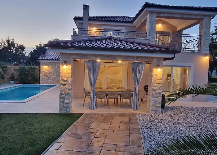 Lukas&ana S Bazenom,djecjim Igralistem *