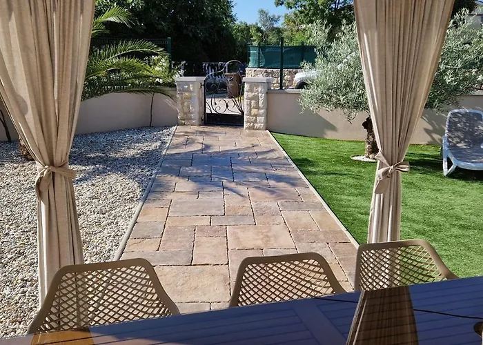 Lukas&ana S Bazenom,djecjim Igralistem Pinezići