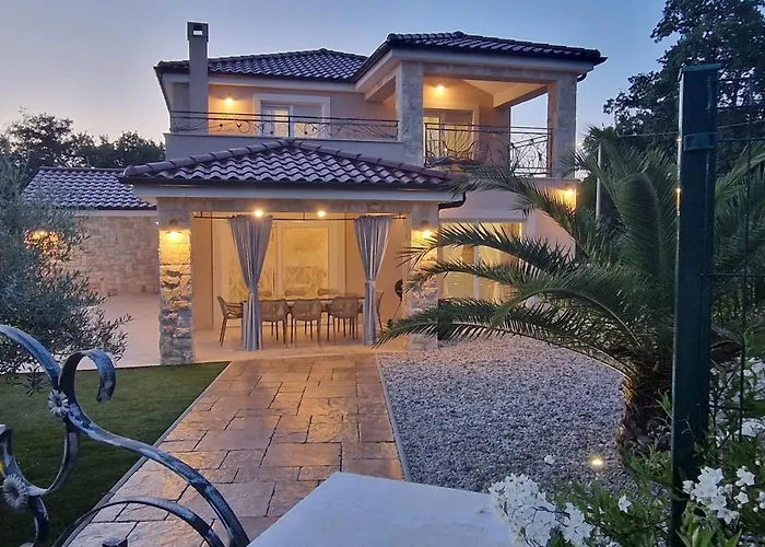 Lukas&ana S Bazenom,djecjim Igralistem * Pinezići