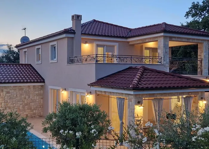 Lukas&ana S Bazenom,djecjim Igralistem Villa *