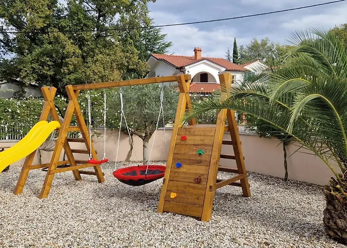 Lukas&ana S Bazenom,djecjim Igralistem *