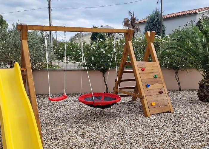 Lukas&ana S Bazenom,djecjim Igralistem Pinezići