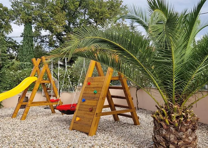 Lukas&ana S Bazenom,djecjim Igralistem * Pinezići