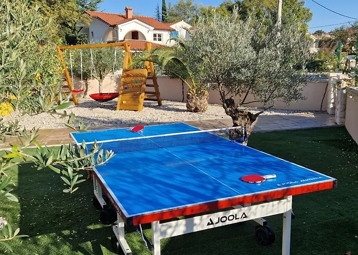 Lukas&ana S Bazenom,djecjim Igralistem Villa