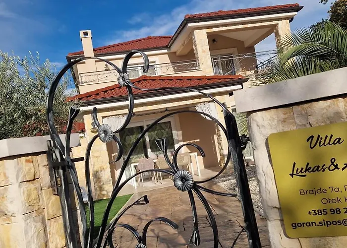 Lukas&ana S Bazenom,djecjim Igralistem