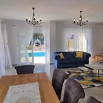 Lukas&ana S Bazenom,djecjim Igralistem Pinezići