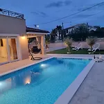 Lukas&ana S Bazenom,djecjim Igralistem Вилла Пинезичи