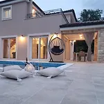 Lukas&ana S Bazenom,djecjim Igralistem Vilă Pinezići
