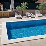 Vilă Lukas&ana S Bazenom,djecjim Igralistem Pinezići