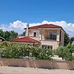 Lukas&ana S Bazenom,djecjim Igralistem Vilă