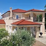 Vilă Lukas&ana S Bazenom,djecjim Igralistem Pinezići