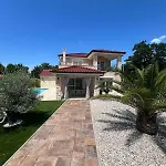 Lukas&ana S Bazenom,djecjim Igralistem * Pinezići