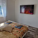 Lukas&ana S Bazenom,djecjim Igralistem * Pinezići