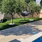 Lukas&ana S Bazenom,djecjim Igralistem Пинезичи