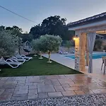 Lukas&ana S Bazenom,djecjim Igralistem Pinezići
