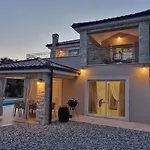 Lukas&ana S Bazenom,djecjim Igralistem Vilă