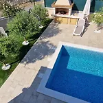 Lukas&ana S Bazenom,djecjim Igralistem Vilă Pinezići